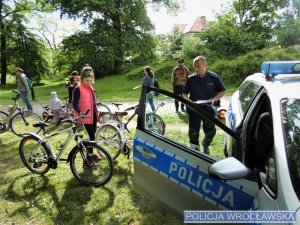 Policjanci znakujący rowery podczas pikniku