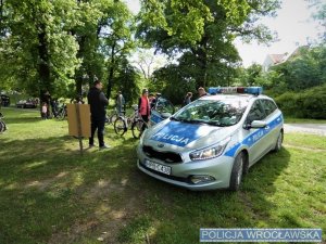 Policjanci znakujący rowery podczas pikniku