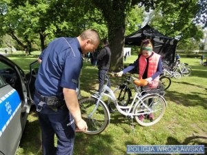 Policjanci znakujący rowery podczas pikniku