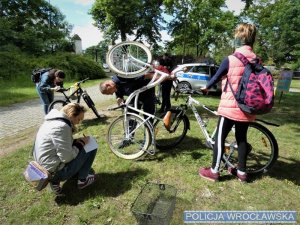 Policjanci znakujący rowery podczas pikniku