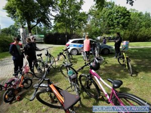 Policjanci znakujący rowery podczas pikniku