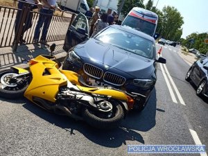Motocykl po zderzeniu z osobowym BMW