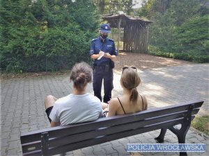 Zdjęcia przedstawiają umundurowanych policjantów znakujących rowery i prowadzących czynności