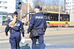 Umundurowani policjanci podczas patrolu pieszego