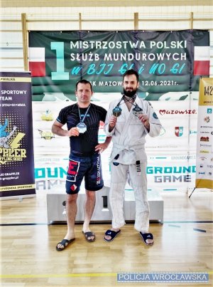 Zdjęcia przedstawiają funkcjonariuszy z medalami