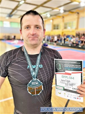 Zdjęcia przedstawiają funkcjonariuszy z medalami