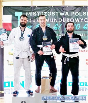 Zdjęcia przedstawiają funkcjonariuszy z medalami