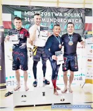 Zdjęcia przedstawiają funkcjonariuszy z medalami