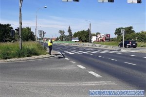 Policjant mierzący prędkość przed przejściem dla pieszych