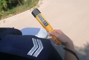 Alkomat w ręce umundurowanej policjantki