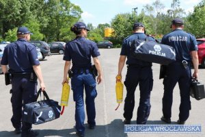 Policjanci na parkingu