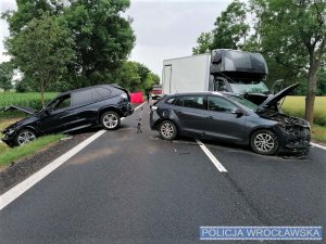 Uszkodzone pojazdy w miejscu zdarzenia drogowego