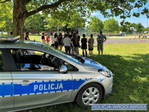 Wrocławscy policjanci przeprowadzili z najmłodszymi zajęcia dotyczące bezpieczeństwa na drodze