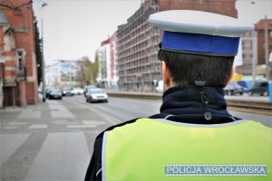 policjant pełniący służbę na jednej z wrocławskich ulic