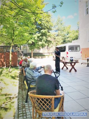Zdjęcia przedstawiają policjanta prowadzącego prelekcje dla seniorów