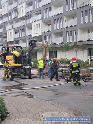 Zdjęcia przedstawiają miejsce zdarzenia oraz policjantów wydziału ruchu drogowego w żółtych kamizelkach, którzy kierują ruchem