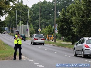 Policjant mierzący prędkość pojazdów