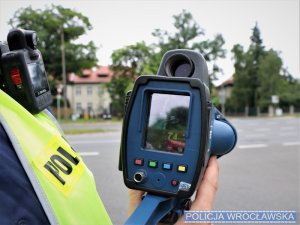 Ręczny miernik prędkości ukazujący wynik pomiaru