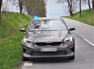 Nietrzeźwy kierowca uciekał przed policjantami. Auto zatrzymał na… płocie jednej z posesji