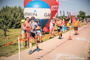 Zdjęcia przedstawiają policjantkę w stroju sportowym stojącą na podium, biegnącą i jadącą na rowerze