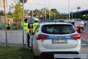 Policjanci z drogówki przy jednej z bram wjazdowych na stadion