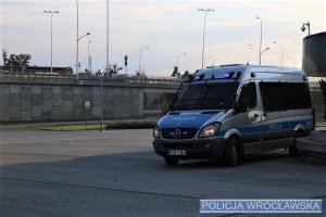 Radiowóz oznakowany przed Stadionem Miejskim