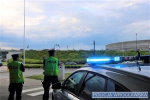 Policjanci z Wydziału Ruchu Drogowego pełniący służbę na jednym ze skrzyżowań w pobliżu Stadionu Miejskiego