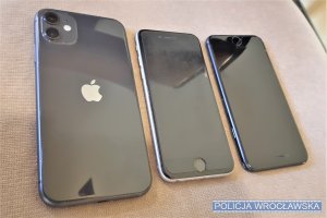 Zdjęcia przedstawiają telefony iphone koloru czarnego