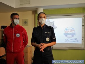 Policjantka wraz z ratownikiem wodnym prowadzący spotkanie