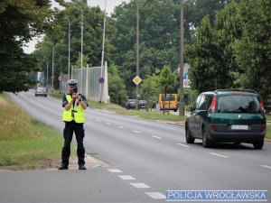 Policjant mierzący prędkość pojazdów