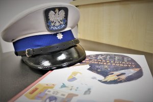 Zdjęcia przedstawiają wrocławską policjantkę oraz imprezę z okazji promocji książki