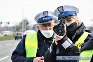 Tylko wczoraj wrocławscy policjanci ujawnili prawie 130 przekroczeń prędkości. Kolejny raz apelujemy o rozwagę i przestrzeganie przepisów