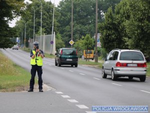 Policjant mierzący prędkość