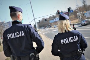 Zdjęcia przedstawiają umundurowanych policjantów kontrolujących miejsca publiczne