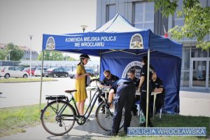 Zdjęcia przedstawiają umundurowanych policjantów znakujących rowery
