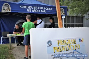 Zdjęcia przedstawiają umundurowanych policjantów znakujących rowery