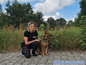 Policjantka z psem służbowym