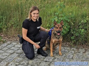 Policjantka z psem służbowym