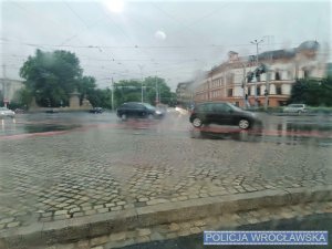 Wrocławskie skrzyżowanie podczas opadów deszczu