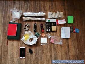 Kilkaset porcji handlowych narkotyków i leków psychotropowych ujawnili wrocławscy policjanci. Dwóch mężczyzn zostało zatrzymanych