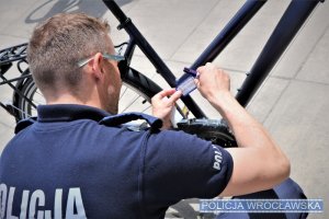 Zdjęcia przedstawiają policyjną procedurą znakowania rowerów