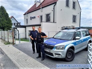 Policjanci, którzy pomogli mężczyźnie