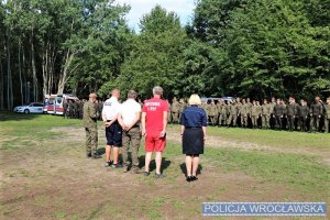 Przedstawiciele służb i żołnierze