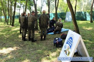 Żołnierze i policjanci przy jednej ze stacji