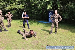 Żołnierze i policjanci przy jednej ze stacji