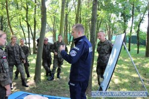 Żołnierze i policjanci na jednej ze stacji