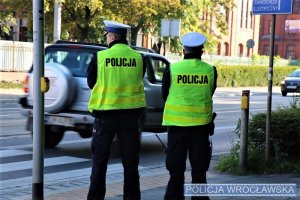Policjanci stojący przy przejściu dla pieszych