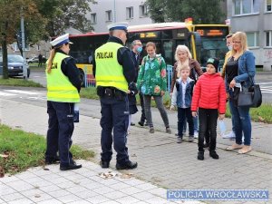 Policjanci biorący udział w akcji Bezpieczna droga do szkoły