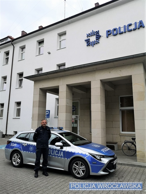 Komenda Miejska Policji We Wrocławiu Policjantki I Policjanci Policjant z komisariatu na Fabrycznej pomógł mężczyźnie, który miał