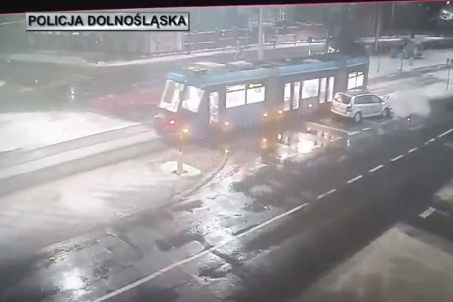 Policyjny pościg ulicami Wrocławia. Uciekinierzy doprowadzili do poważnego wypadku